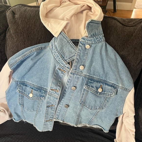 Hooded cropped jean jacket (with detachable hood) - Picture 6 of 7